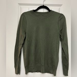 Dark green crew neck light sweater